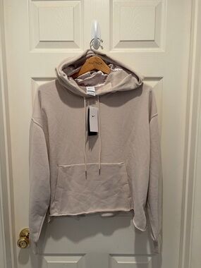 A'ja Wilson Women's Oversized Cropped Basketball Hoodie (Desert Sand/Soft Pearl)
